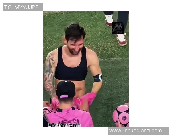 梅西与足球明星亲密互动视频展现球场背后的友谊与激情 梅西与足球明星亲密互动视频展现球场背后的友谊与激情